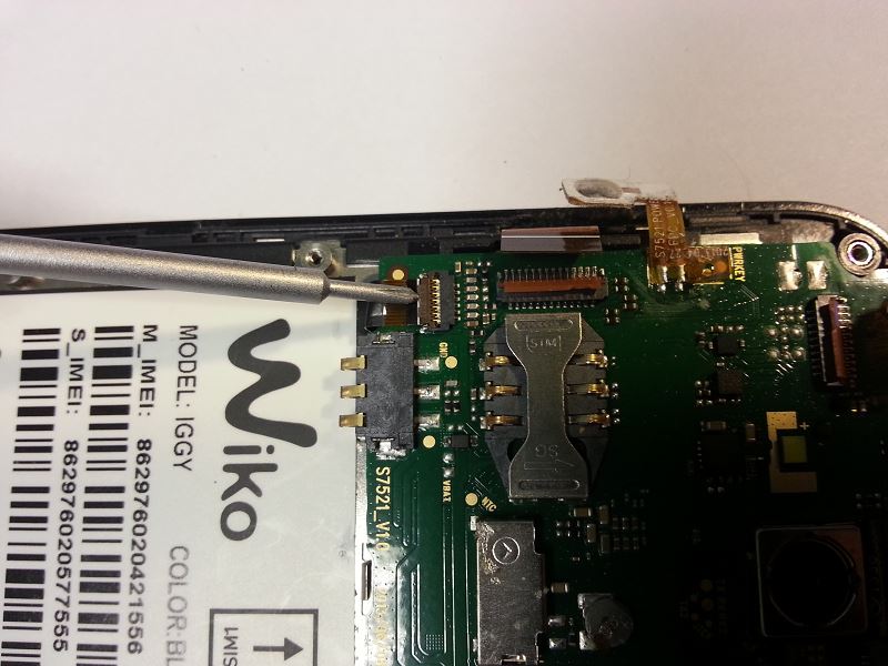 D&eacute;connecter nappe de la carte secondaire du wiko iggy