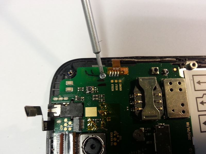 D&eacute;visser la vis de fixation de la carte m&egrave;re