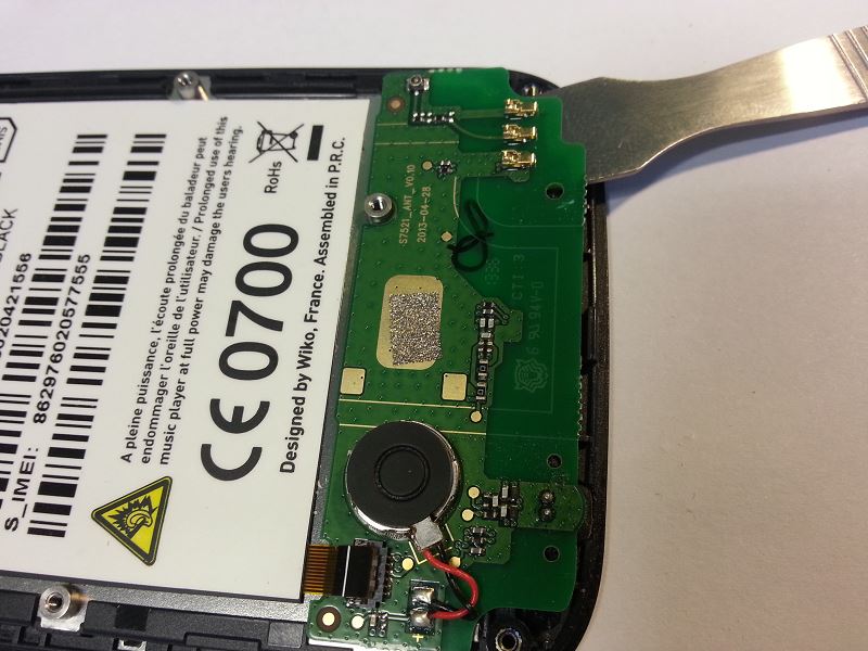 Soulever la carte m&egrave;re secondaire du Wiko Iggy