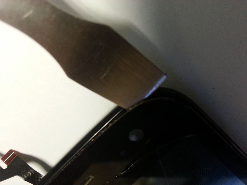 Glisser une spatule entre la vitre et le bloc LCD